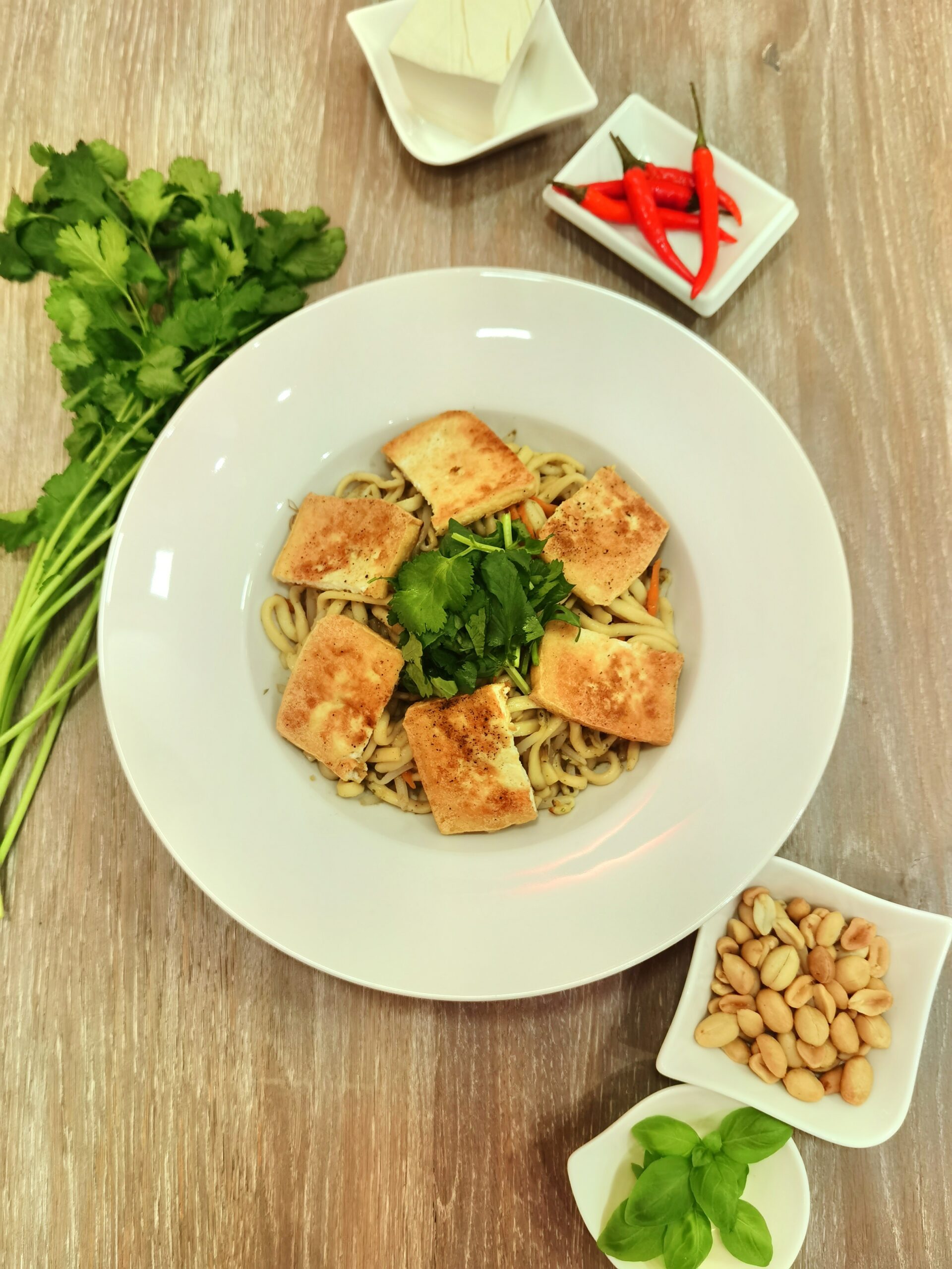 Phaad Thai mit Basilikum-Koriander-Chilli Pesto und Grill Tofu